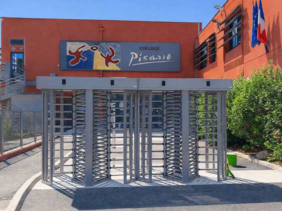 Instalación de torno de altura completa de doble paso en el Colegio Picasso en Nisa - TTSFHKD