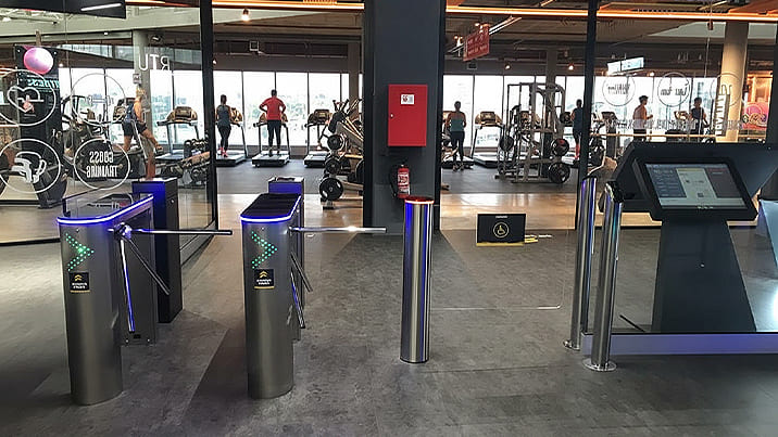 control de accesos con torno trípode en diferentes entornos profesionales